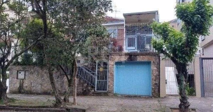 Casa de 3 dormitórios, 2 vagas - Petrópolis