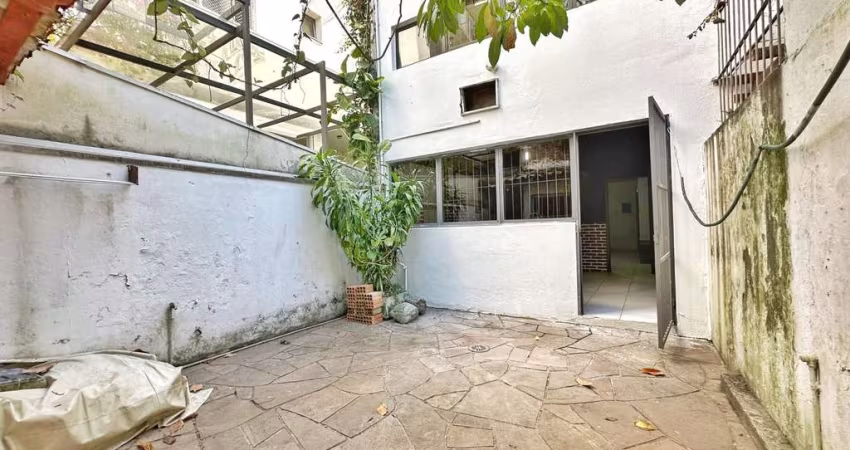 Sala comercial com mezanino e pátio na Cidade Baixa