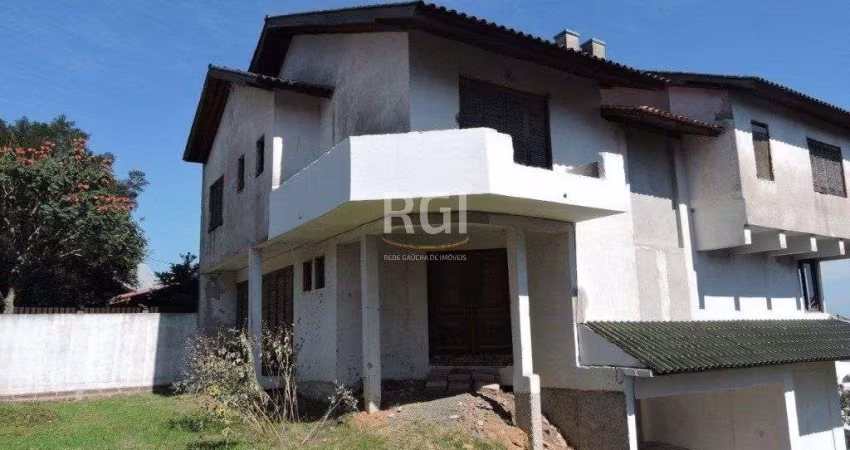 Casa para Venda - 300m², 5 dormitórios, sendo 3 suites, 5 vagas - Teresópolis