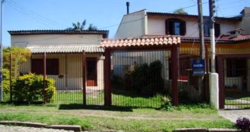Casa para Venda - 80m², 2 dormitórios, 1 vaga - Guarujá