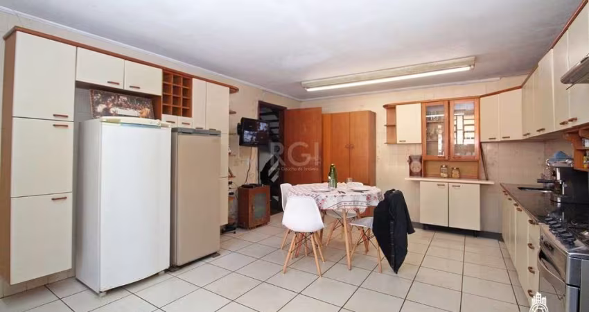 Casa para Venda - 526.64m², 4 dormitórios, sendo 2 suites, 4 vagas - Teresópolis