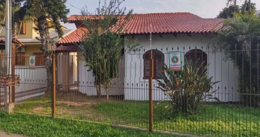 Casa no Guarujá de 4 dormitórios e 4 vagas