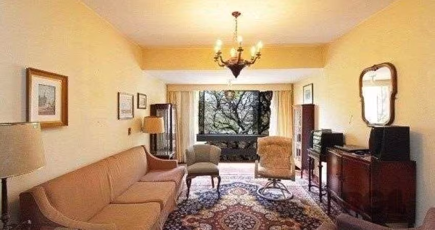 Vende-se amplo apartamento 3 quartos com suíte e 2 vagas no coração do Moinhos de vento, com 134m²