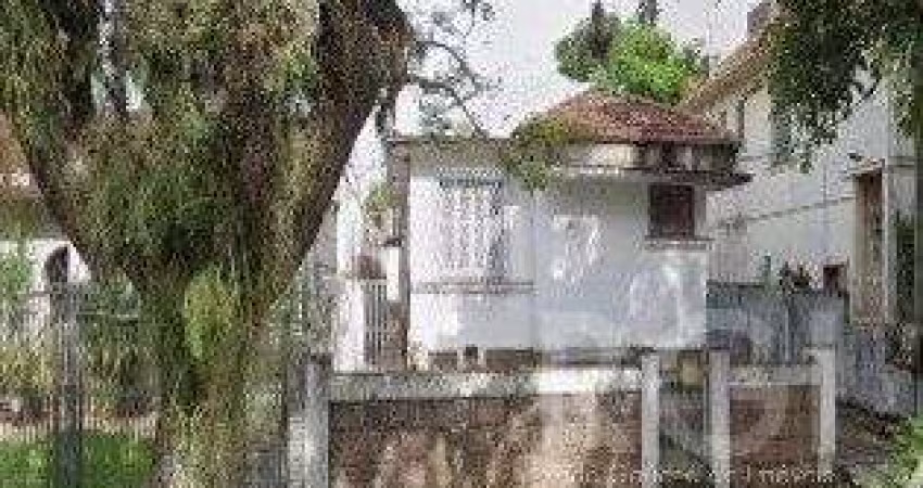 Casa para Venda - 330m², 3 dormitórios, 3 vagas - Petrópolis