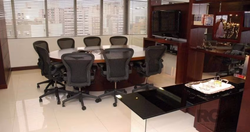 Conjunto comercial desocupado no Edel Trade Center