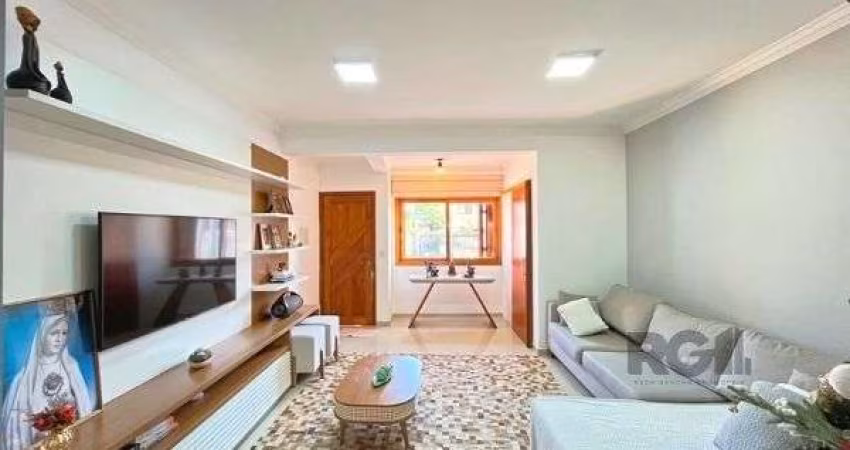 Casa em Porto Alegre, no bairro Guarujá, com 3 dormitório(s), e 3 banheiros, à venda.