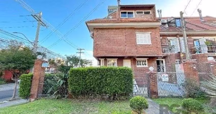 Casa em Porto Alegre, no bairro Tristeza, com 3 dormitório(s), e 3 banheiros, à venda.