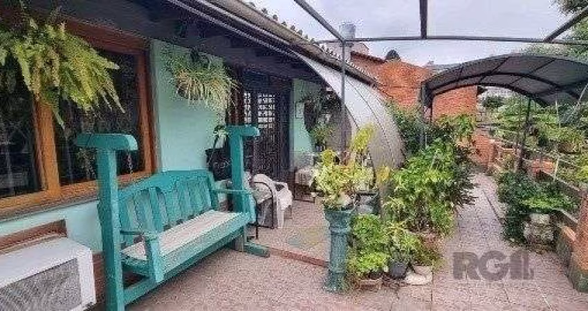Vende-se ampla casa 6 quartos, 2 suítes, 5 vagas de garagem, churrasqueira e duas entradas individuais - 360m² - Chácara das Pedras