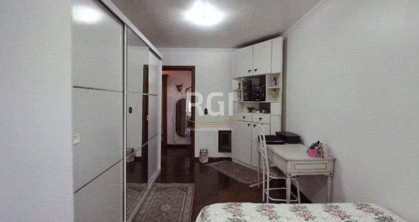 Casa para Venda - 280m², 3 dormitórios, 2 vagas - Petrópolis