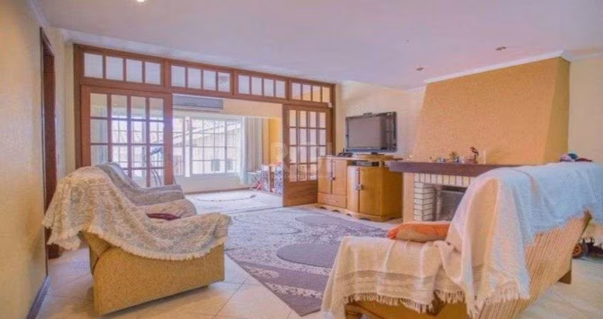 Casa para Venda - 309m², 3 dormitórios, sendo 1 suites, 3 vagas - Medianeira