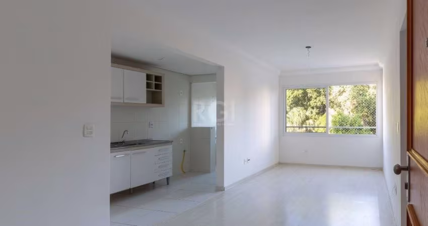 Apartamento de dois dormitórios, uma suíte, living, cozinha com churrasqueira, área de serviço, banheiro social e uma vaga de garagem.