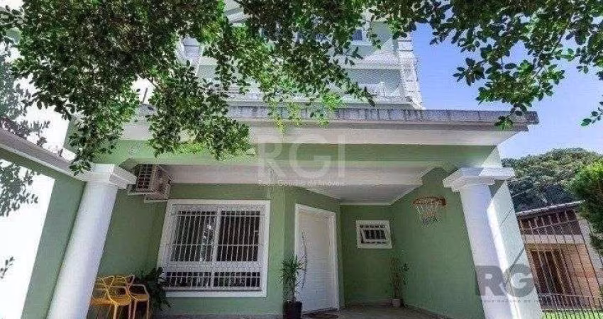 Casa com 03 dormitórios, 01 suíte, pátio, terraço com churrasqueira e vaga de garagem para 03 carros no bairro Ipanema