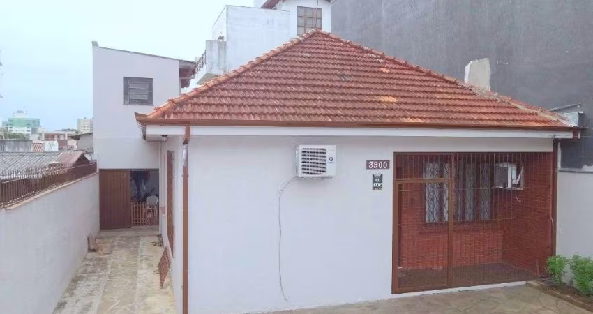 Casa no bairro Higienópolis de 3 dormitórios 3 vagas DESOCUPADA