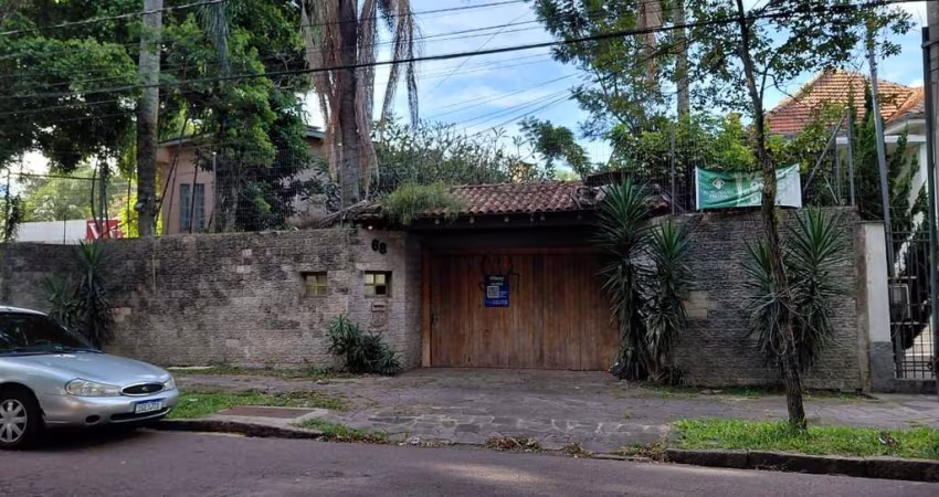 Ampla casa com pátio Bairro Teresópolis