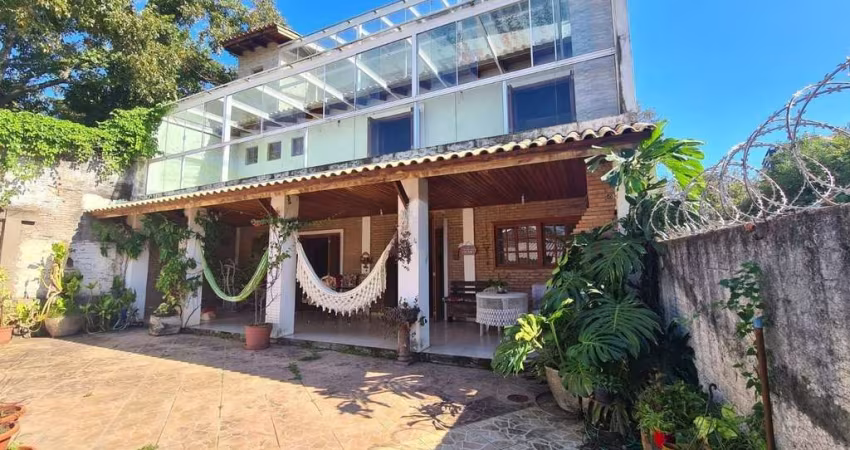 Casa com 4 dormitórios, 2 vagas e 300m² á venda