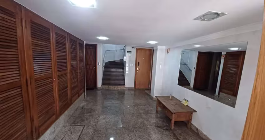 Apartamento de 2 dormitórios lavabo living amplo com sacada de frente edificio com elevador