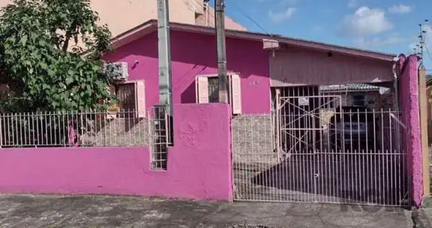 Duas casas, 3 dormitórios, vaga de garagem, bairro monte carlo