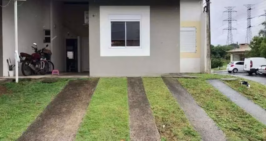 Casa em condomínio com 2 dormitórios, suíte e 2 vagas, infraestrutura completa.