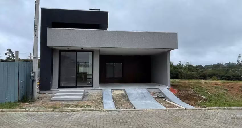 Casa em condomínio com 3 dormitórios, 2 suítes, churrasqueira, lareira e 2 vagas.