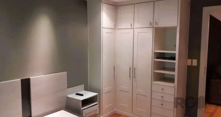 Encantador apartamento de 1 dormitório, totalmente mobiliado por arquiteto, na zona norte de porto alegre.