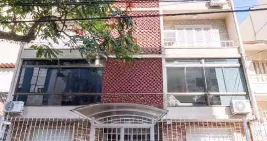 Apartamento amplo e arejado, com excelente iluminação natural e ventilação cruzada.