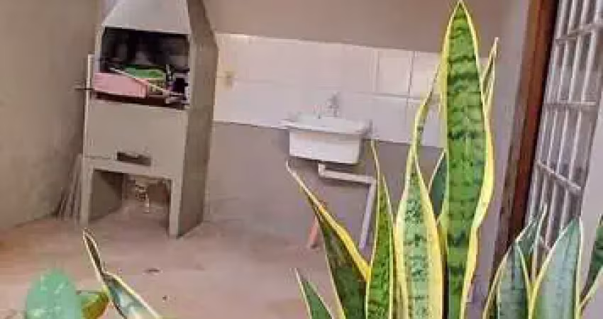 Apartamento térreo , tipo casa, área externa com churrasqueira , 02 dormitórios.