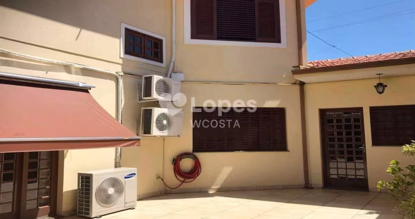 Ótima Casa/Sobrado com 230 m² em Terreno de 340 m², 3 Dormitórios, 1 Suíte com Closet, 6 Vagas de Garagem, Taquaral, em Campinas-SP.