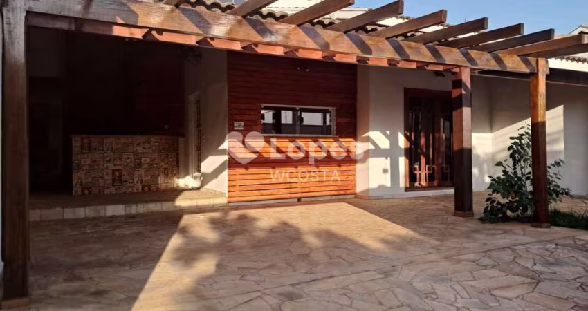 Sobrado com 4 dorms, Parque das Árvores