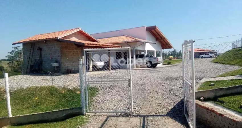 Fazenda à venda no Centro, Mombuca 