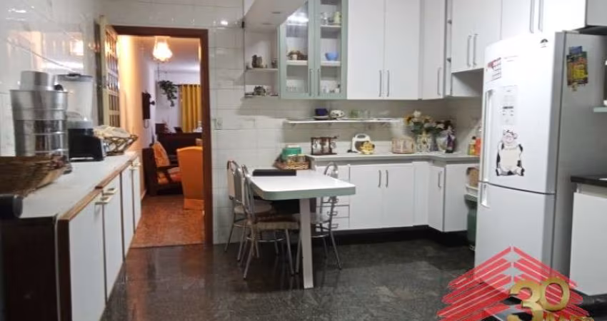 3 dormitórios, 1 suíte,  banheiro social, 1 lavabo, sala 2 ambientes, lavanderia coberta, quintal nos fundos com churrasqueira e acesso a entrada late