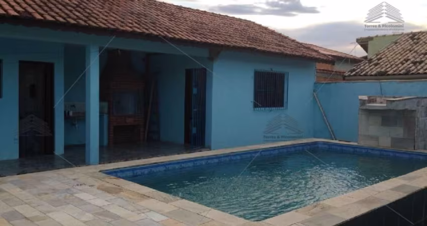 Casa com piscina e  300 m² de terreno