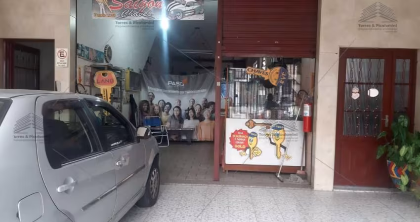 Prédio na Vila Formosa, com área comercial e residencial, 03  residencias e dois salões comerciais