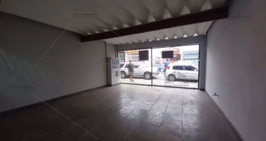 Sobrado para locação comercial com 220 metros de área construída, 4 salas, 3 banheiros, 2 cozinhas, área de serviço, quintal nos fundos.2vagas grande