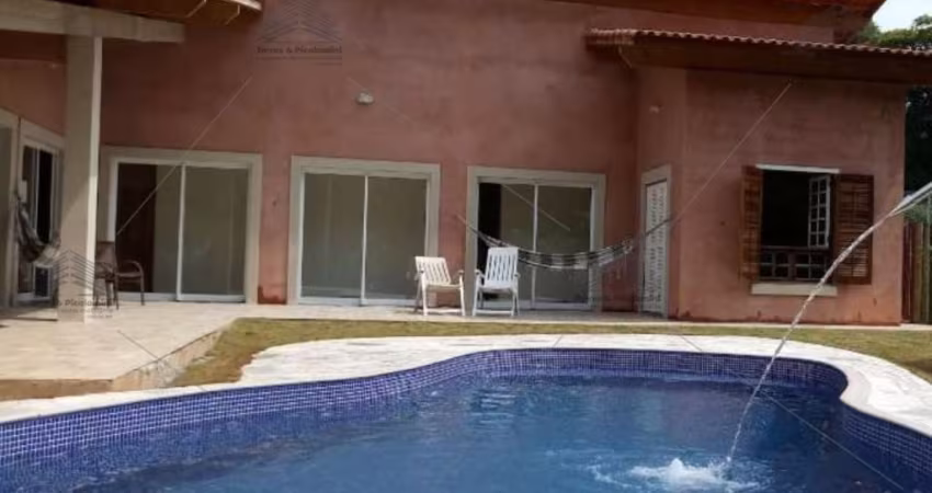 Casa Térrea a venda, Granja Viana com 3 Suítes, Piscina, Spa com Hidromassagem, Sauna, Churrasqueira, 4 Vagas de Garagem