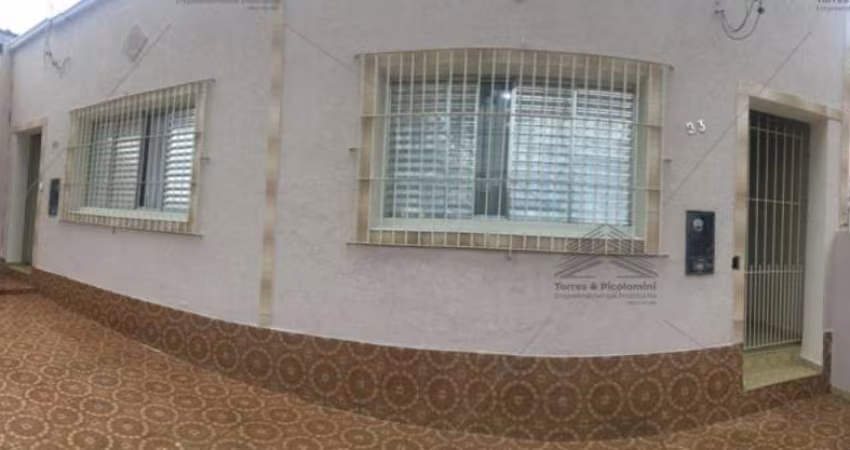 casa de 200m², a venda na Mooca, com 4 dormitórios, 4 salas, 3 banheiros, 1 vaga de garagem, área de serviço, lavanderia, quintal, moveis planejados