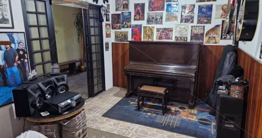 Casa térrea de 232 m² a venda no Água Rasa, 3 dormitórios sendo 1 suíte, 2 banheiros, 2 vagas de garagem, area de serviço, lavanderia, churrasqueira