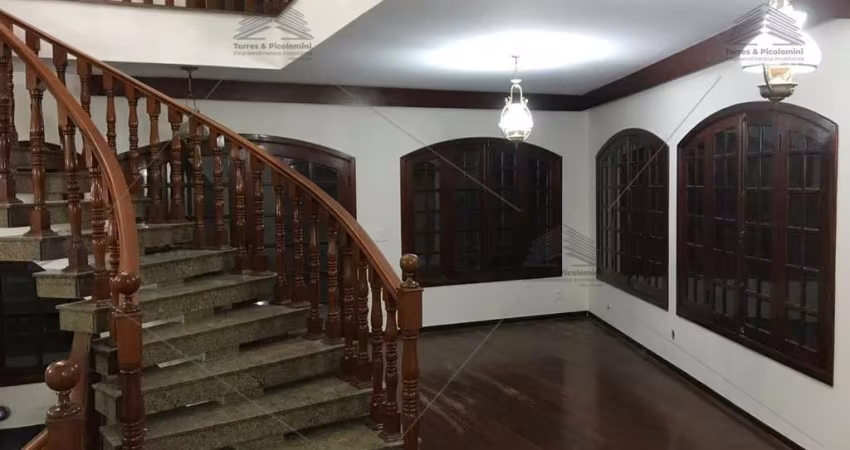 Sobrado à venda, 410 m², 03 pavimentos,04 quartos, 01 suite, 04 banheiros, lavabo, sala 3 ambientes, lareira, piscina, sauna, churrasqueira, 06 vagas.