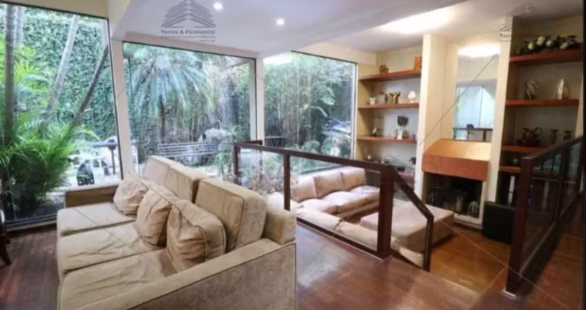 Sobrado de 263 m² a venda na Vila Mariana, com 5 dormitórios sendo 4 suítes, 7 banheiros, cozinha planejada, 3 salas, varanda, 4 vagas de garagem