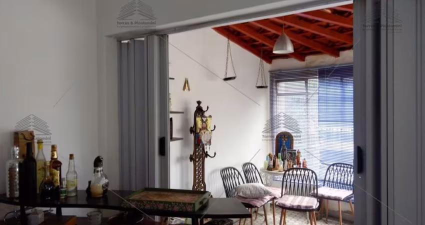 Casa de 210 m² a venda na Saúde, com 2 dormitórios, 3 banheiros, lavanderia, varanda, cozinha planejada, sala de estar, 380m² do Metro Praça da Arvore