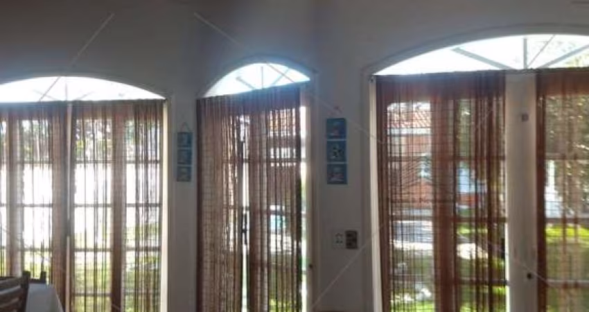 casa peruíbe, balneário oasis, 3 suítes, 2 salas, cozinha , 7 vagas, edícula com 1 quarto. sala. cozinha, banheiro, varanda, piscina