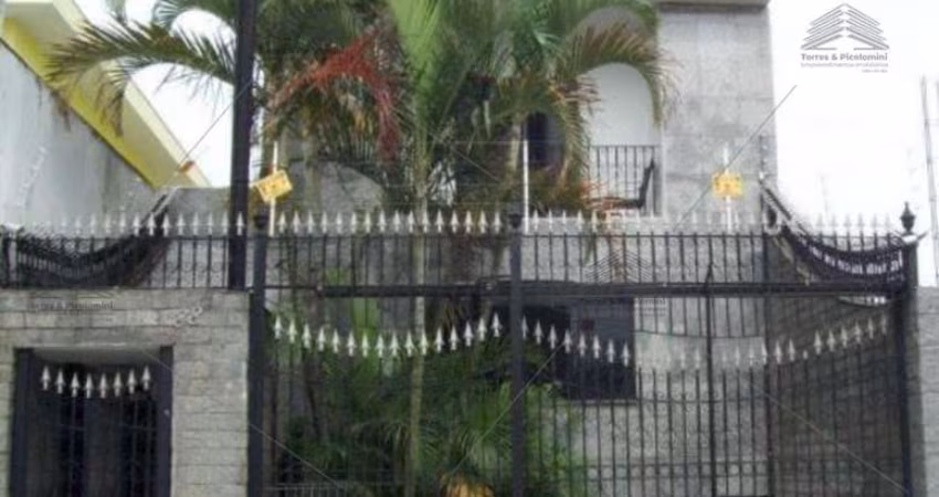 Sobrado de 260 m² a venda na Vila Ema, com 3 dormitórios sendo 1 suíte com closet, 2 banheiros, lavanderia, sala para dois ambientes, varanda, 6 vagas