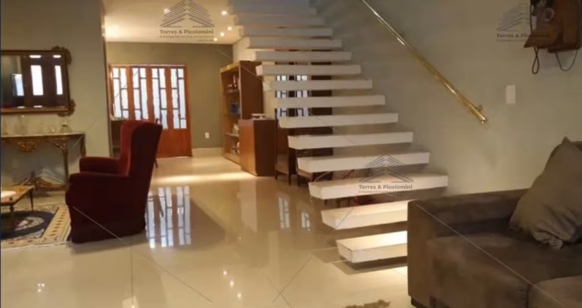 Sobrado a venda de 340 m² no Tatuapé, 3 dormitórios, 1 suíte, 3 banheiros, lavanderia, edícula, churrasqueira, fogão a lenha, lareira, 3 vagas