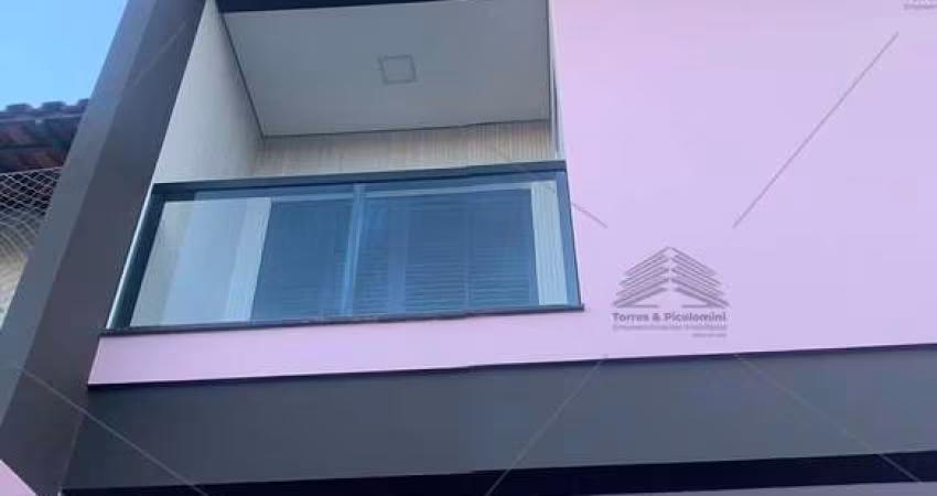 Sobrado a venda em Santo André, 3 dormitórios sendo 2 suítes, sacada, sala 2 ambientes, cozinha americana, 4 banheiros, quintal com churrasqueira.