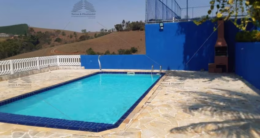 Chácara em Santa Branca com 4.000m2 de terreno, Piscina aquecida, campo de futebol, área de churrasqueira, perto de represa, 2 casas