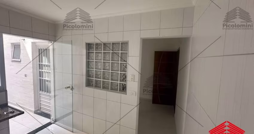 Apartamento 48m2 com quintal de área de serviço, bem iluminado, 2 dormitórios sendo 1 suíte, vaga de garagem, sala, condomínio super baixo