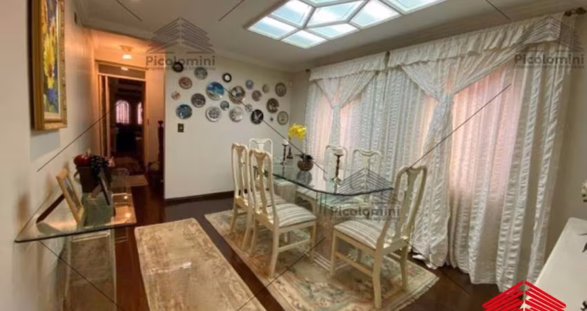 Sobrado a venda de 250 m² no Tatuapé, 3 dormitórios, 3 suítes, 5 banheiros, lavanderia, área de serviço, cozinha, piscina, churrasqueira, 2 vagas