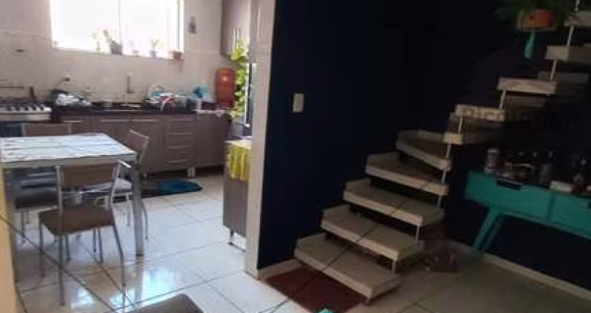 Sobrado à venda em São Caetano do Sul, 3 quartos, closet, 3 banheiros, lavanderia, salão, móveis planejados, garagem coberta.