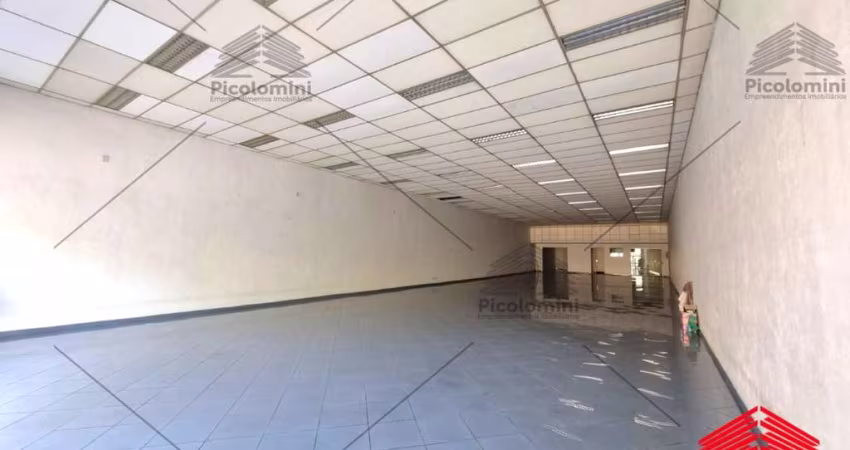 Loja nova com 400 metros quadrados, sendo 10 metros quadrados de frente por 40 metros quadrados de de fundos, contendo 4 salas, 3 banheiros, copa e cozinha e lavanderia,