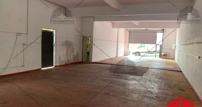 Salão comercial a venda na Água Rasa de 300m², tendo 10 de frente por 30 de fundo, porta de aço, em cima possui 2 aptos com 2 quartos cada