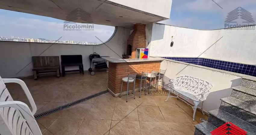 Cobertura com  3 quartos, sendo 1 suíte, possui 2 salas amplas e arejadas, 4 banheiros,  2 vagas. parte de cima com piscina, churrasqueira e banheiro.